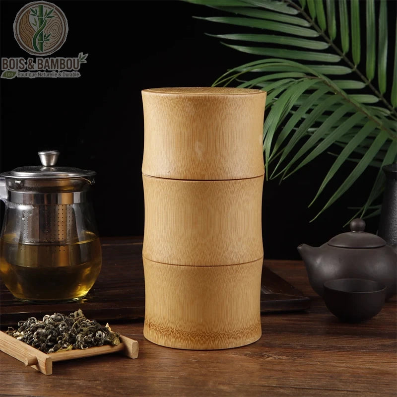 Pot de conservation en bambou naturel au design cylindrique à trois sections, évoquant la structure d'une tige de bambou. Idéal pour conserver le thé ou les herbes, ce récipient esthétique s'intègre parfaitement dans une décoration zen aux côtés d'accessoires de service à thé traditionnels.