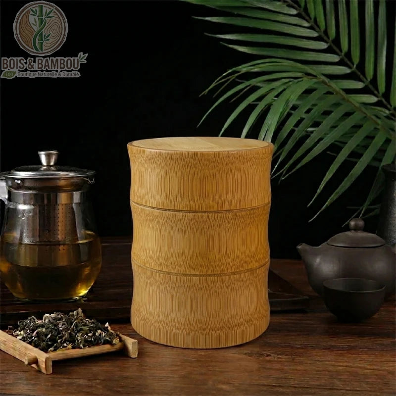 Pot de conservation en bambou naturel au design épuré, dont la forme cylindrique rappelle une section de tige de bambou. Ce récipient durable à couvercle plat est idéal pour conserver le thé ou les épices, s'intégrant parfaitement dans une cuisine à l'ambiance zen et naturelle.