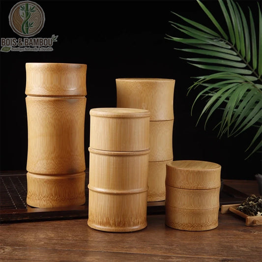 Pot de conservation en bambou naturel au design cylindrique imitant la forme d'une tige de bambou. Ces récipients écologiques de différentes tailles disposent d'un couvercle hermétique, parfaits pour stocker du thé, des épices ou des herbes.