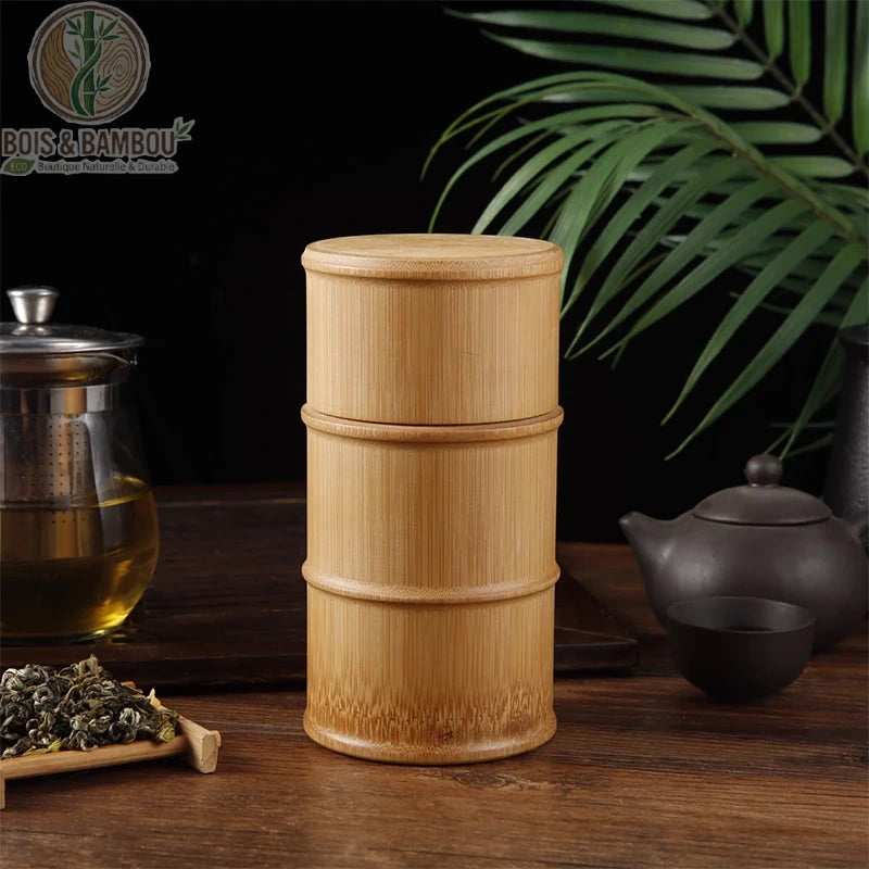 Pot de Conservation en Bambou Naturel gros plan texture bambou massif cylindrique fond feuilles BoisetBambouEco