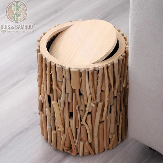 Poubelle design en bois naturel : corbeille cylindrique artisanale habillée de branches de bois flotté. Dotée d'un couvercle pivotant, elle allie esthétique organique et fonctionnalité.