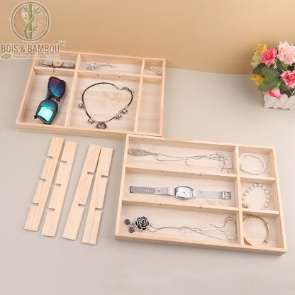 Plateau présentoir à bijoux en bois avec montres, colliers et bracelets, séparateurs amovibles visibles