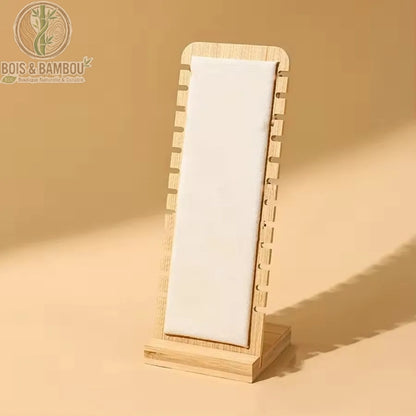Présentoir à collier en bambou panneau rembourré beige ivoire, structure bambou naturel clair sur fond beige