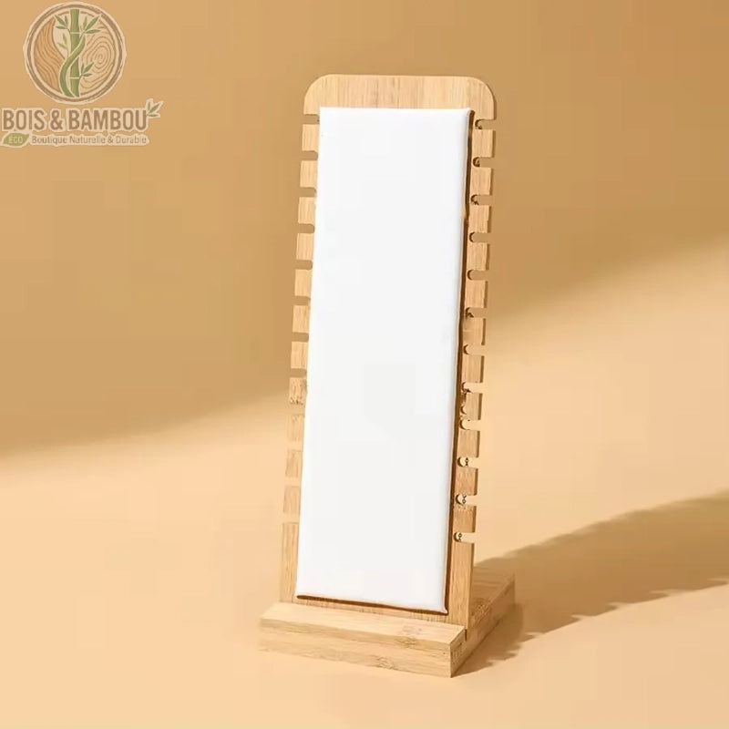 Présentoir à collier en bambou panneau rembourré blanc, structure autoportante sur fond beige