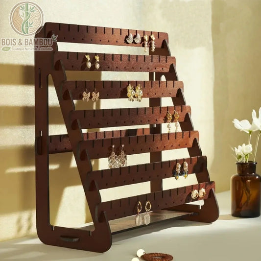 Présentoir à boucles d'oreilles en bois sombre avec plusieurs niveaux à encoches pour organiser vos bijoux. 