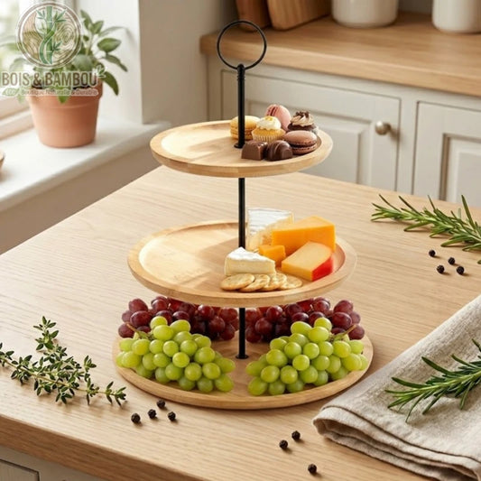 Présentoir en Bambou à 3 Étages garni de raisins verts, fromages et crackers, posé sur plan de travail bois clair avec romarin frais, ambiance cuisine naturelle