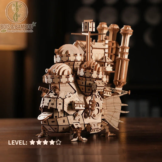 Puzzle 3D château médiéval en bois. Maquette détaillée en bois découpé au laser représentant un château ambulant fantastique avec tourelles et mécanismes complexes posée sur une table.