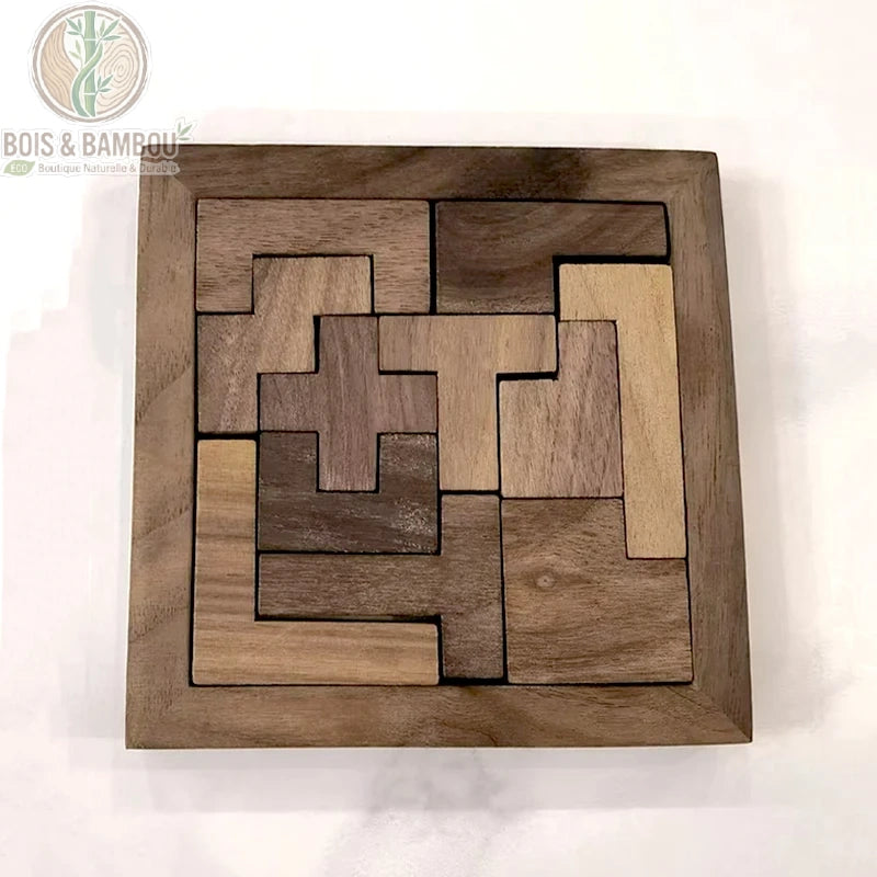 Puzzle géométrique et casse-tête Tangram. Puzzle carré en bois naturel composé de diverses pièces de formes géométriques imbriquées dans un cadre en bois brun.
