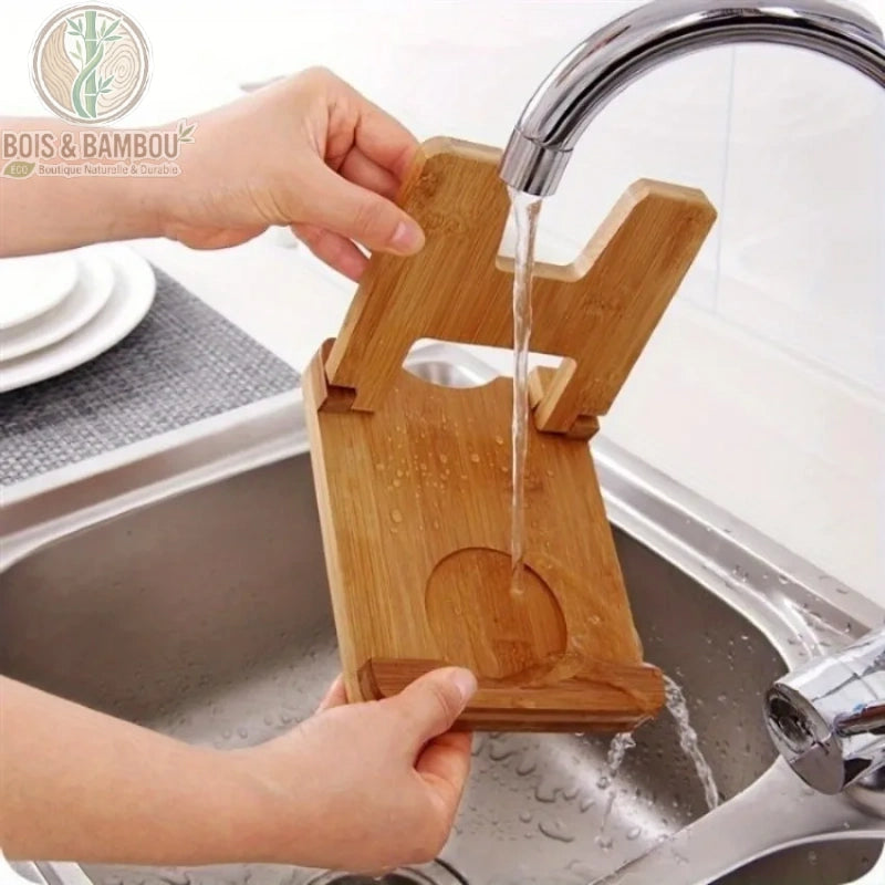 Repose-couvercle bambou pliable, vue entretien support bambou clair rince sous robinet, finition resistante humidite. Bois et Bambou Eco.
