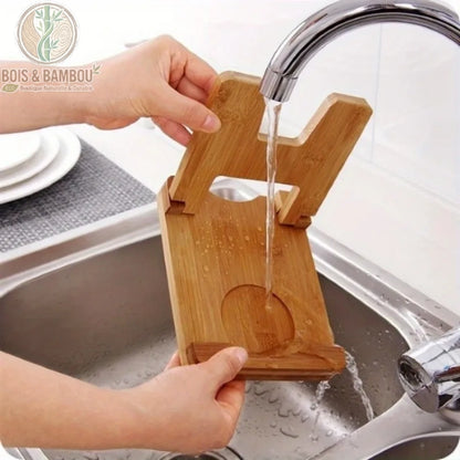 Repose-couvercle bambou pliable, vue entretien support bambou clair rince sous robinet, finition resistante humidite. Bois et Bambou Eco.