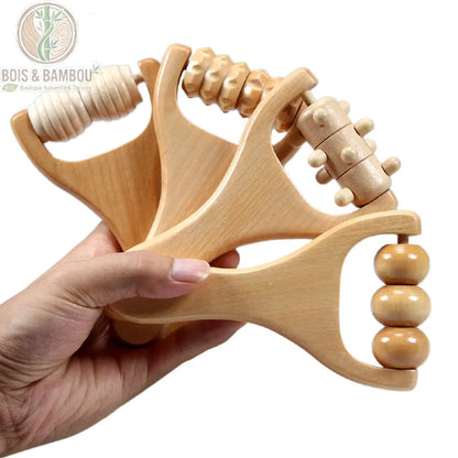 Éventail des quatre modèles de rouleau de massage en bois naturel tenus en main