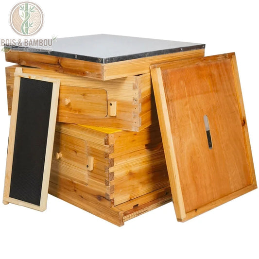 Ruche Langstroth en Cèdre Premium. Éléments de ruche en bois de cèdre avec toit en métal, cadre à fondation noire et accessoires de montage sur fond blanc.