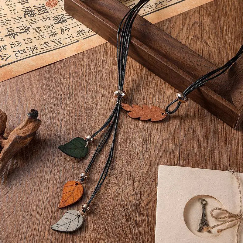 Collier forme de feuilles en bois