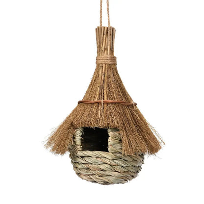 Nid d'oiseau en paille tissée