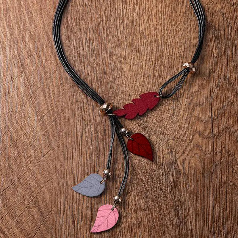 Collier forme de feuilles en bois