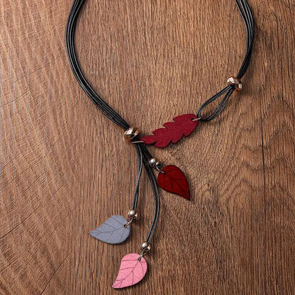 Collier forme de feuilles en bois