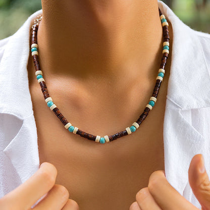Collier de petites perles en bois