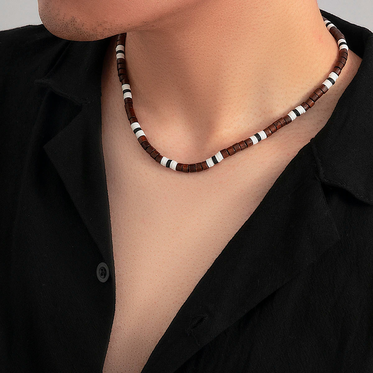 Collier de petites perles en bois