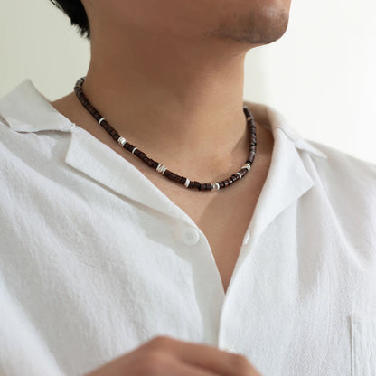 Collier de petites perles en bois