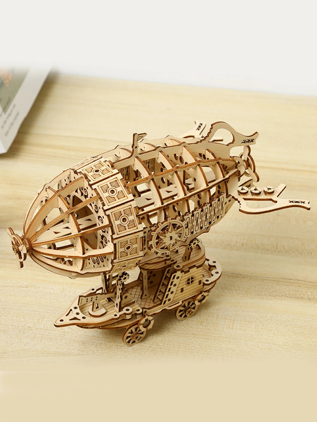 Maquette de dirigeable en bois