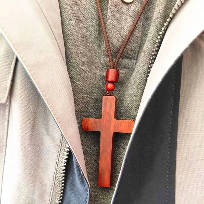 Collier pendentif croix en bois
