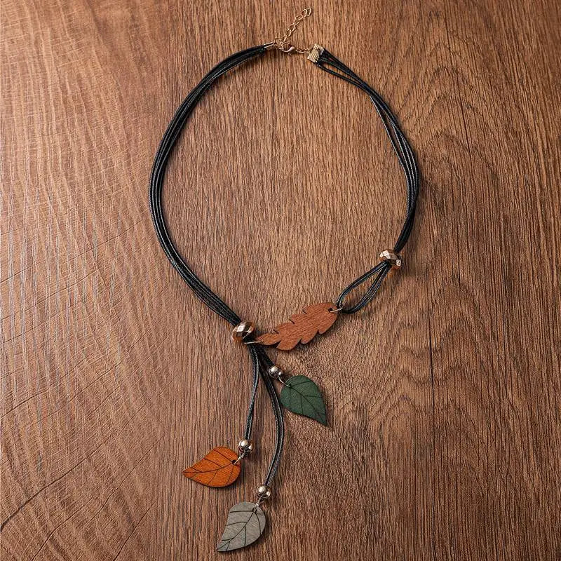 Collier forme de feuilles en bois