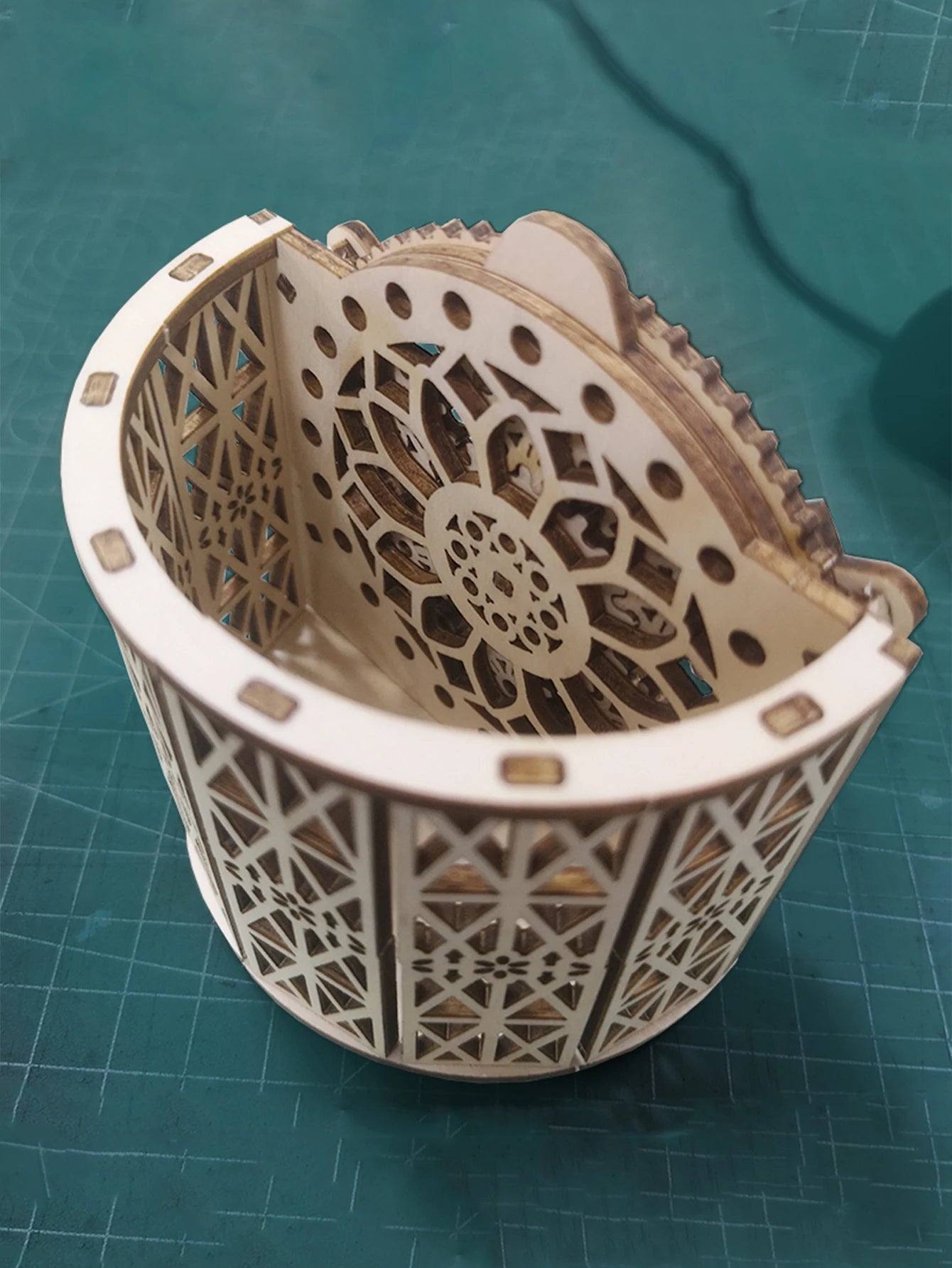 Porte-stylo calendrier perpétuel en bois