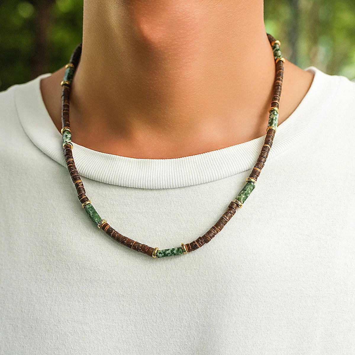 Collier de petites perles en bois