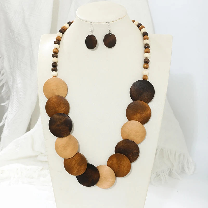 Ensemble de collier et boucles d'oreilles en bois