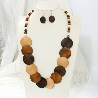 Ensemble de collier et boucles d'oreilles en bois