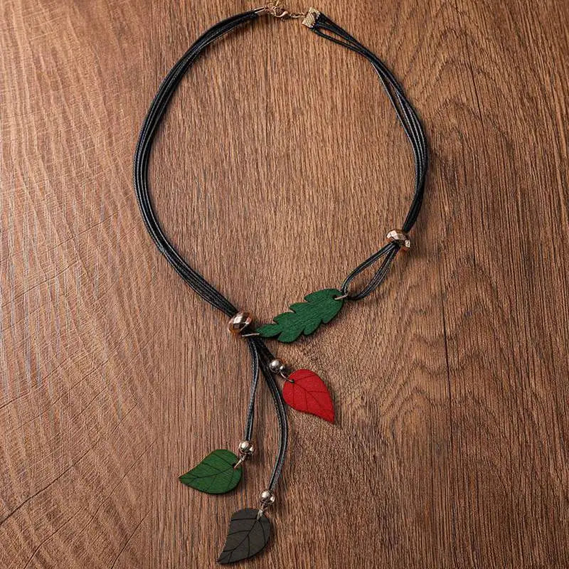 Collier forme de feuilles en bois