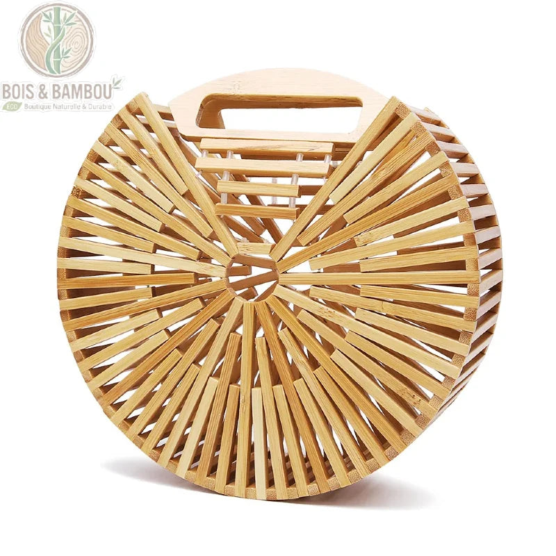 Sac a main Demi Lune en bambou. Vue isolée de face d'un sac à main circulaire artisanal conçu en lattes de bambou naturel ajourées, doté d'une poignée intégrée élégante et d'un design géométrique.