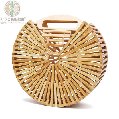 Sac a main Demi Lune en bambou. Vue isolée de face d'un sac à main circulaire artisanal conçu en lattes de bambou naturel ajourées, doté d'une poignée intégrée élégante et d'un design géométrique.