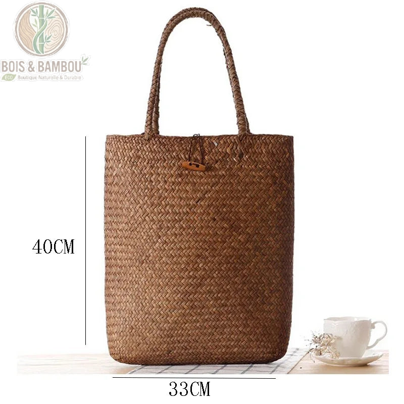 Sac a main en paille tressee dimensions. Infographie montrant un sac cabas marron de 40 cm de hauteur et 33 cm de largeur, doté d'un bouton de fermeture en bois et de deux anses tressées.