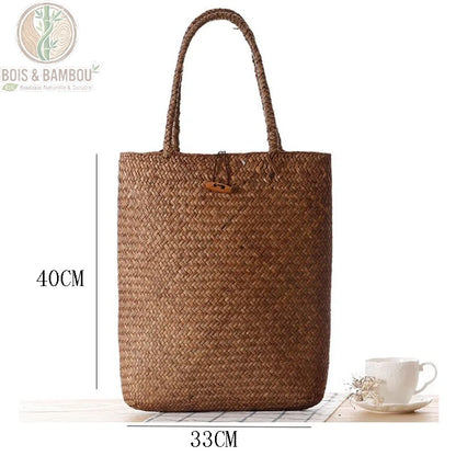 Sac a main en paille tressee dimensions. Infographie montrant un sac cabas marron de 40 cm de hauteur et 33 cm de largeur, doté d'un bouton de fermeture en bois et de deux anses tressées.