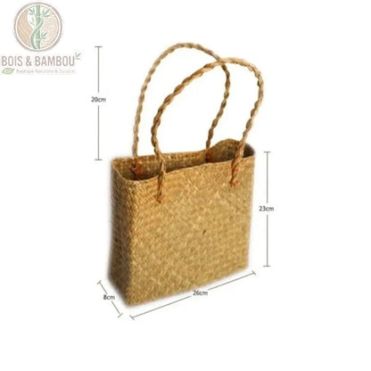 Sac fourre tout en paille et bambou dimensions. Infographie d'un sac cabas tressé mesurant 26 cm de long, 8 cm de large et 23 cm de haut, avec des anses souples d'une hauteur de 20 cm.