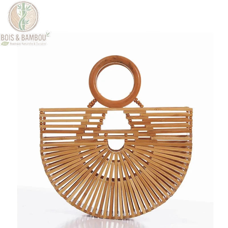 Sac panier Demi Lune en bambou situation 1. Vue isolée de face d'un sac à main artisanal en demi-lune, conçu avec des lattes de bambou naturel et doté d'une poignée circulaire élégante en bois.