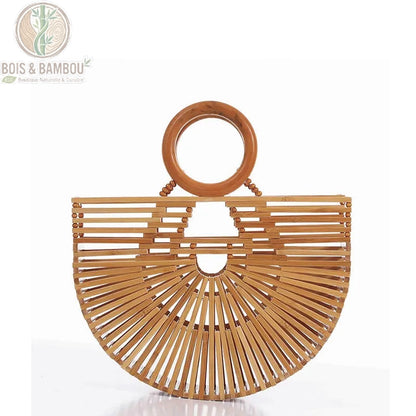 Sac panier Demi Lune en bambou situation 1. Vue isolée de face d'un sac à main artisanal en demi-lune, conçu avec des lattes de bambou naturel et doté d'une poignée circulaire élégante en bois.