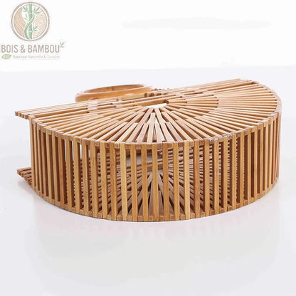 Sac panier Demi Lune en bambou situation 2. Vue de dessus d'un sac à main artisanal ouvert, fabriqué en lattes de bambou naturel assemblées, avec un design en éventail géométrique posé à plat.