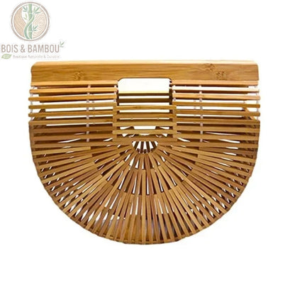 Sac panier en bambou tresse claire. Vue de face d'un sac à main demi-lune en bambou naturel clair, présentant un design ajouré géométrique et une poignée intégrée élégante sur un fond blanc.