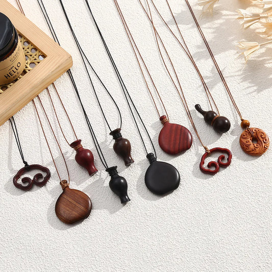 Collier pendentif bouteille en bois