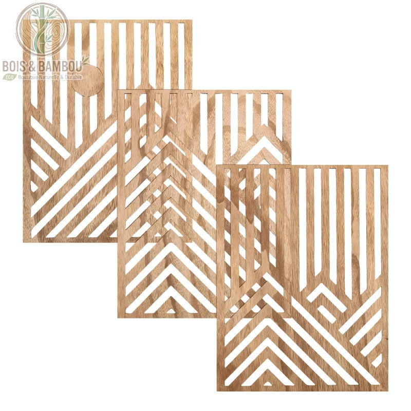 Triptyque de panneaux décoratifs ajourés en bois aux motifs géométriques abstraits de montagnes et de soleil. Fabrication artisanale précise idéale pour une décoration murale moderne et naturelle