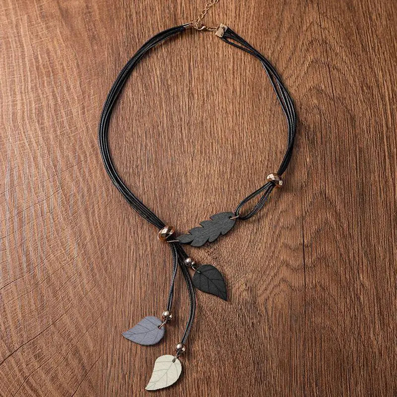 Collier forme de feuilles en bois