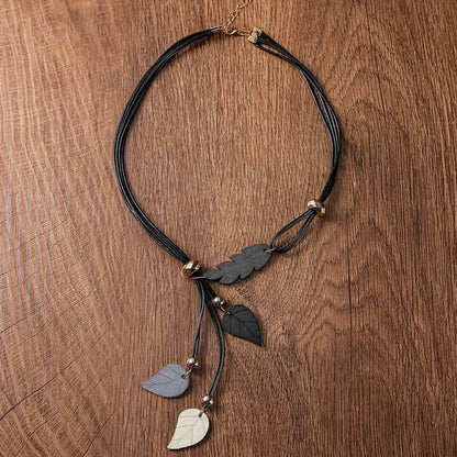 Collier forme de feuilles en bois