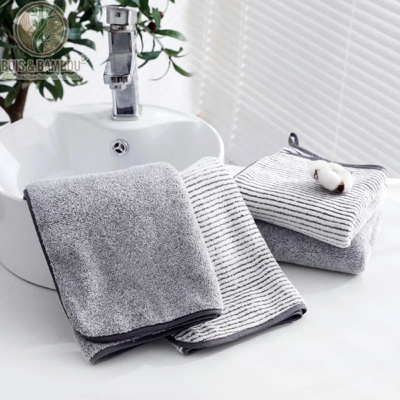 Serviette en bambou rayée, comparaison des 2 modèles gris et rayé