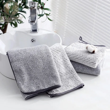 Serviette en bambou rayée, comparaison des 2 modèles gris et rayé