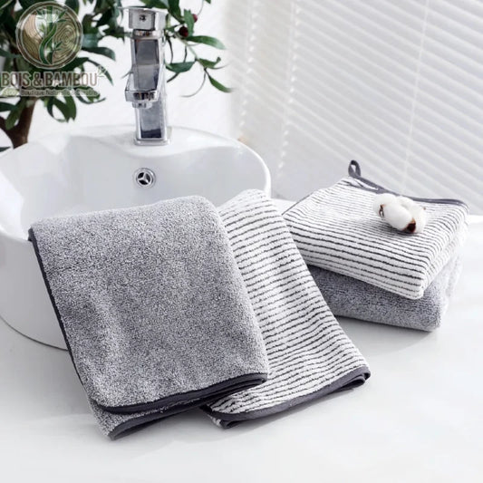 Serviette en bambou rayée, comparaison des 2 modèles gris et rayé