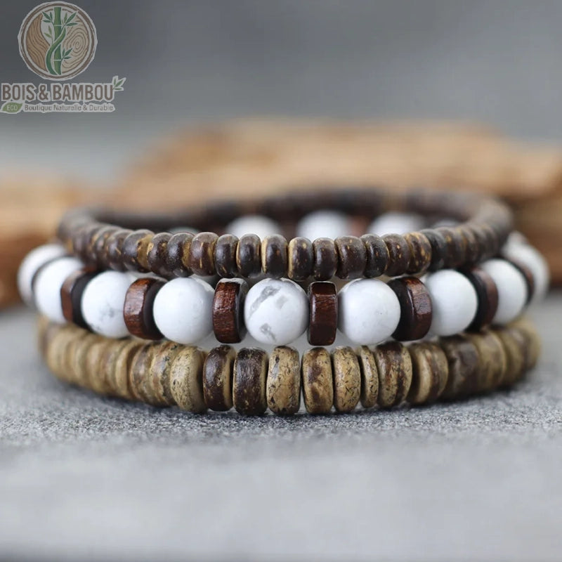 Set 3 bracelets bois de coco et howlite blanche marbrée empilés sur fond gris ardoise
