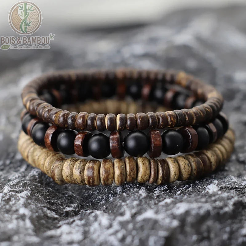 Set 3 bracelets bois de coco et onyx mat noir empilés sur pierre naturelle sombre