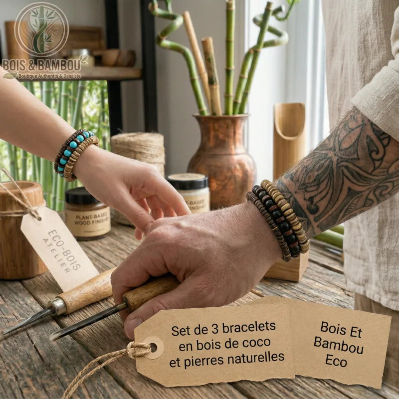 Set de 3 bracelets en bois de coco et pierres naturelles portés en duo au poignet par un couple d'artisans menuisiers.